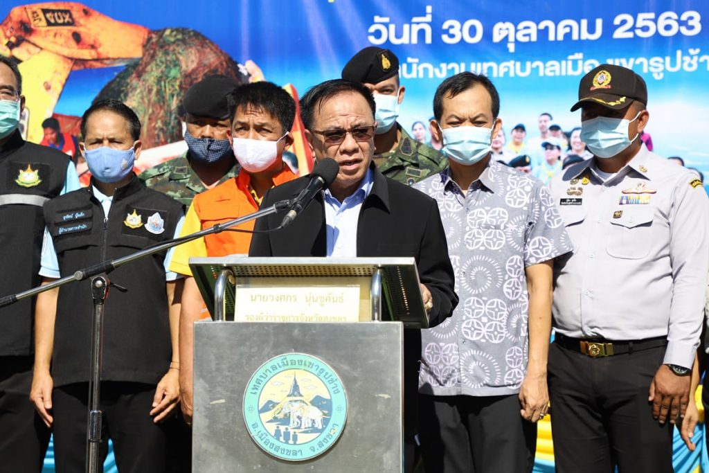 รองผู้ว่าฯ สงขลา เปิดศูนย์ปฏิบัติการฉุกเฉิน กรณีเกิดอุทกภัย วาตภัย และดินโคลนถล่ม เทศบาลเมืองเขารูปช้าง ประจำปี 2563