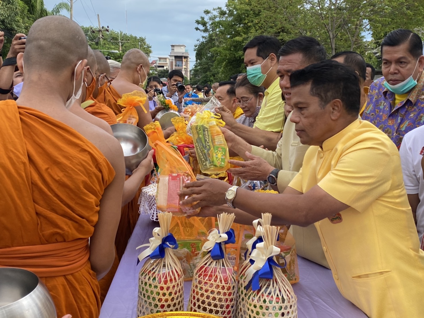 พี่น้องชาวสงขลาร่วมกันสืบสานประเพณีพิธีทำบุญตักบาตรเทโว ณ บันไดพญานาคเขาตังกวน