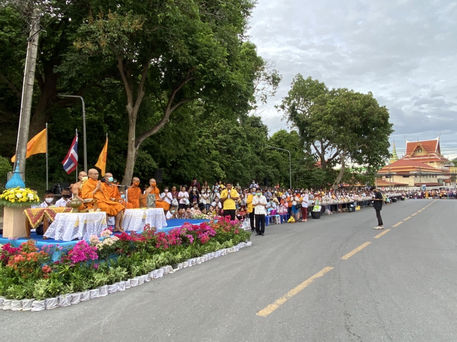 พี่น้องชาวสงขลาร่วมกันสืบสานประเพณีพิธีทำบุญตักบาตรเทโว ณ บันไดพญานาคเขาตังกวน