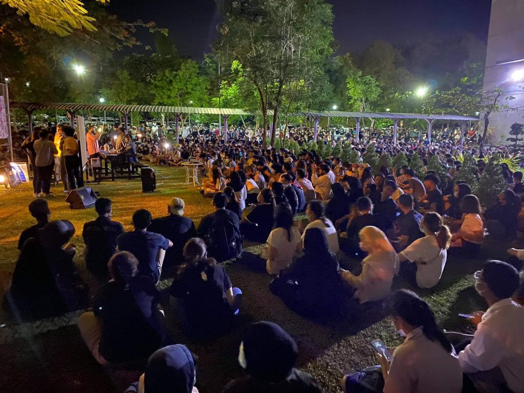 ชุมนุมม.อ.หาดใหญ่ผู้เข้ารวมกว่า 2,000 คน ร่วมประณามการใช้ความรุนแรงกับเหตุการณ์ที่เกิดขึ้น