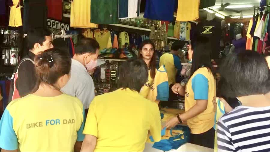 เจ้าของร้านขายเสื้อผ้าเมืองหาดใหญ่แจกเสื้อเหลือง จำนวน1,000 ตัว