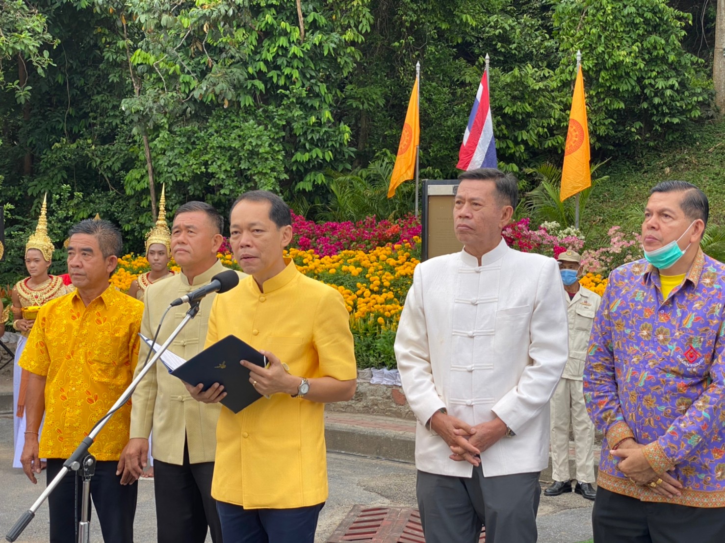 พี่น้องชาวสงขลาร่วมกันสืบสานประเพณีพิธีทำบุญตักบาตรเทโว ณ บันไดพญานาคเขาตังกวน