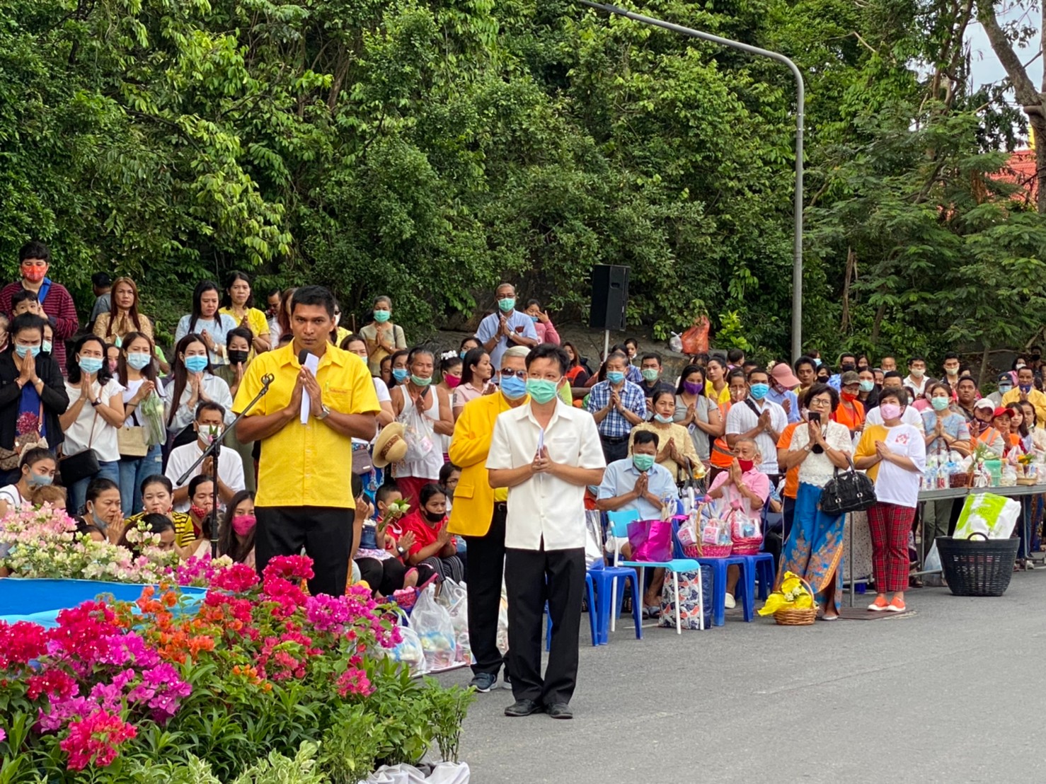 พี่น้องชาวสงขลาร่วมกันสืบสานประเพณีพิธีทำบุญตักบาตรเทโว ณ บันไดพญานาคเขาตังกวน