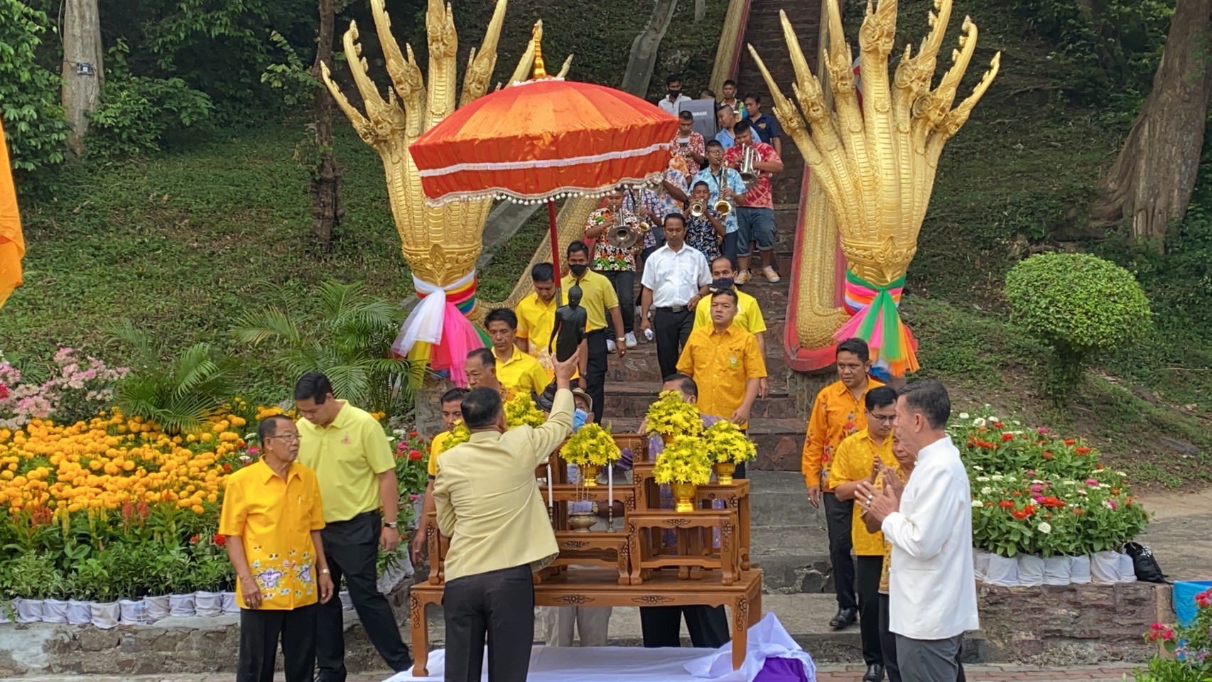 พี่น้องชาวสงขลาร่วมกันสืบสานประเพณีพิธีทำบุญตักบาตรเทโว ณ บันไดพญานาคเขาตังกวน