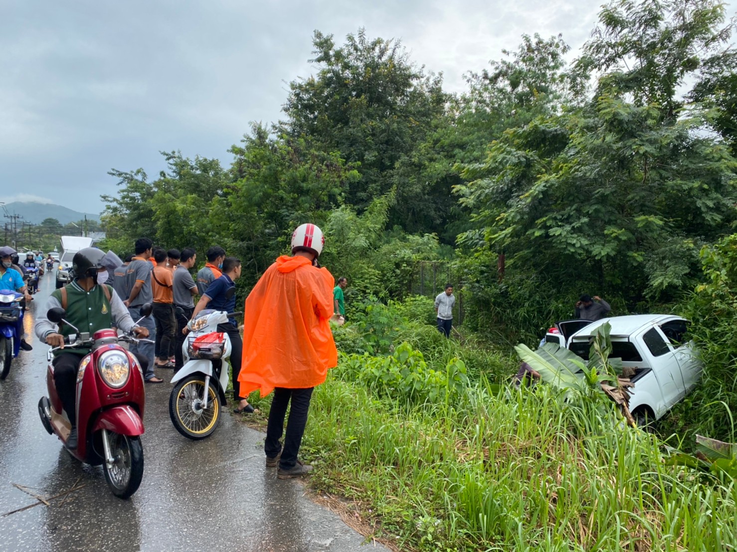 หาดใหญ่ เกิดอุบัติเหตุรถกระบะลื่นไถลลงข้างทาง เนื่องจากฝนตกถนนลื่นเบรกไม่อยู่