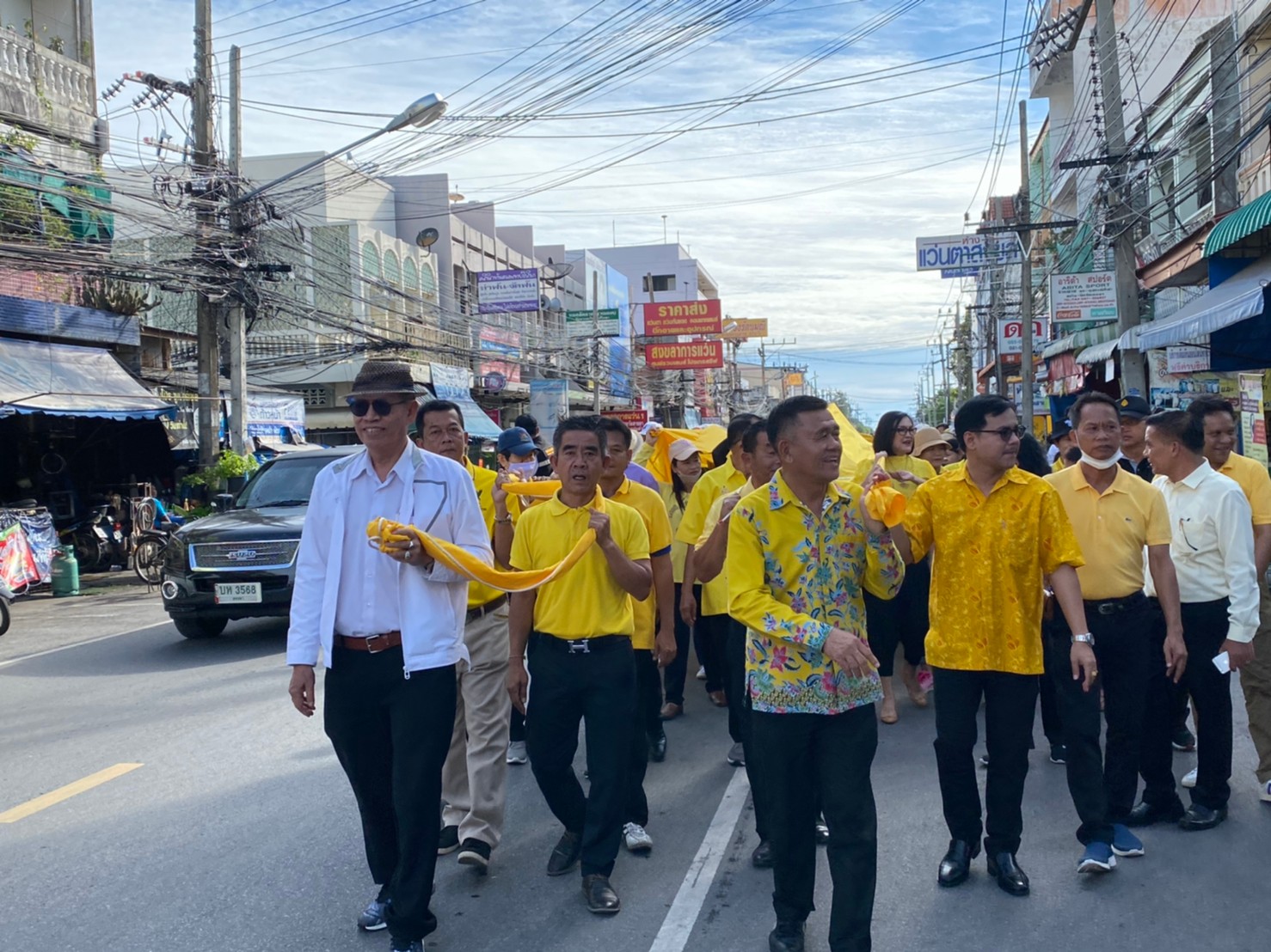 ชาวสงขลาร่วมขบวนพิธีแห่ผ้าห่มองค์เจดีย์หลวงเขาตังกวน เนื่องในเทศกาลออกพรรษา