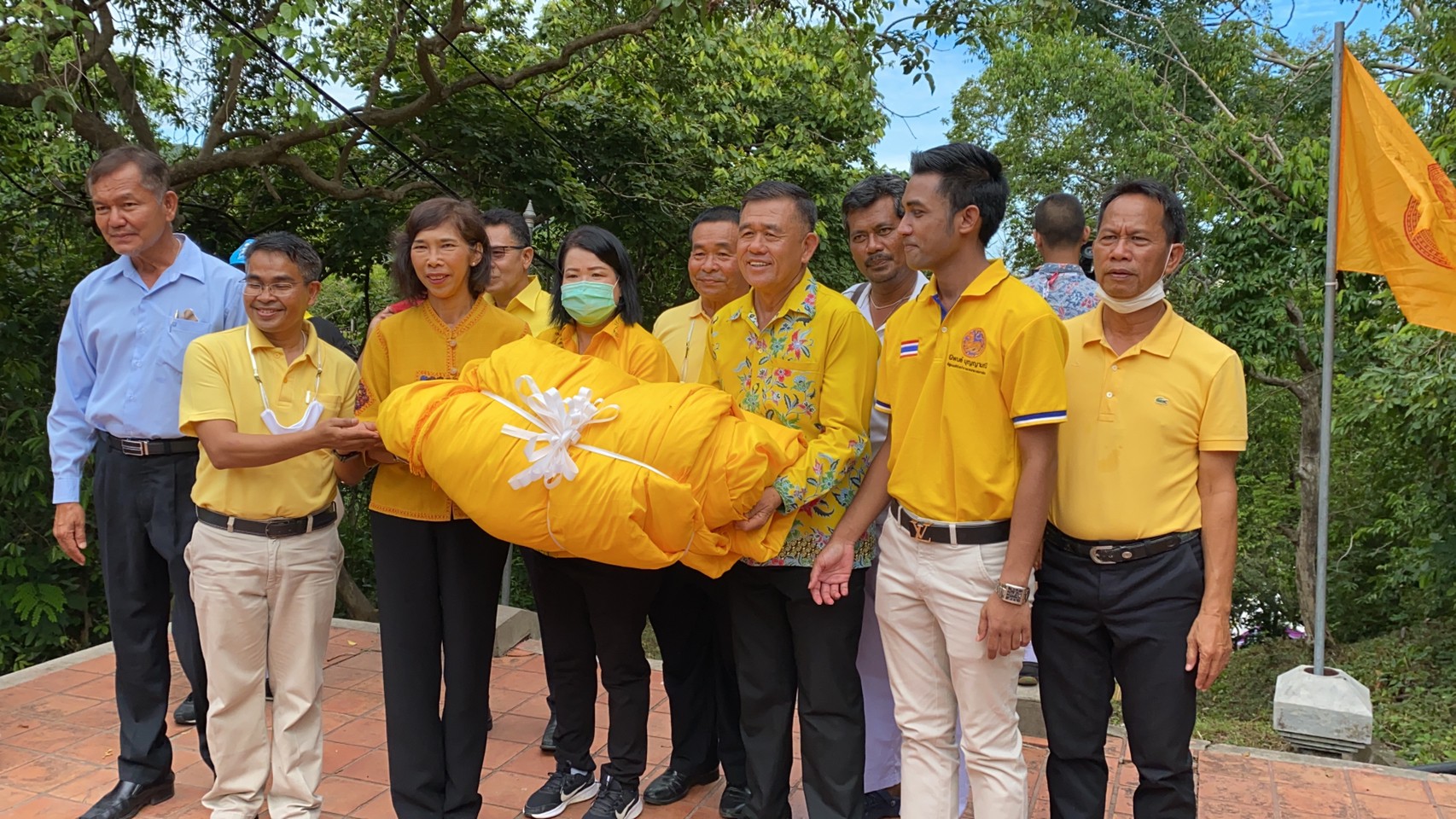 ชาวสงขลาร่วมขบวนพิธีแห่ผ้าห่มองค์เจดีย์หลวงเขาตังกวน เนื่องในเทศกาลออกพรรษา