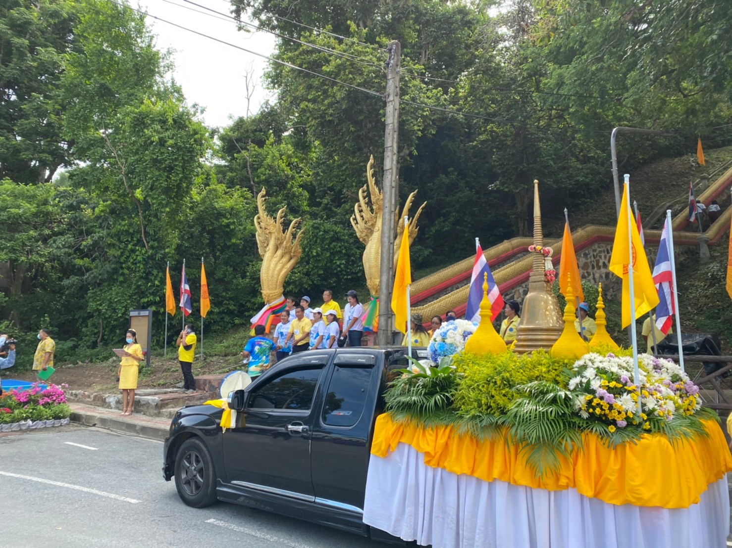 ชาวสงขลาร่วมขบวนพิธีแห่ผ้าห่มองค์เจดีย์หลวงเขาตังกวน เนื่องในเทศกาลออกพรรษา