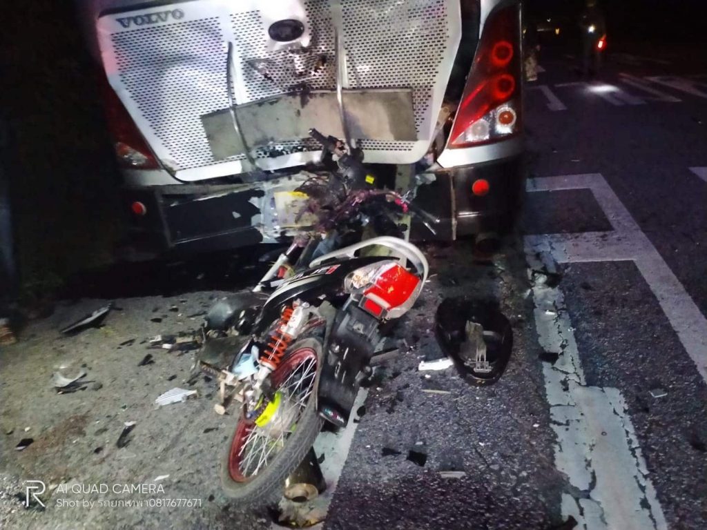 เทพา-สงขลา เกิดเหตุรถบัสจอดเสียบริเวณไหล่ทาง ถนนมือรถจักรยานยนต์พุ่งชนท้าย เสียชีวิต 1 ราย