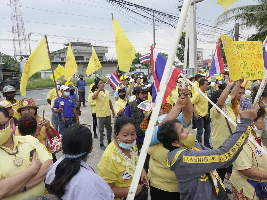 นครศรีธรรมราช เกิดเหตุชุลมุนกลุ่มปกป้องสถาบันรวมตัวขับไล่ “ธนาธร” ขณะลงพื้นที่ช่วยหาเสียงให้ผู้สมัครนายก อบจ.