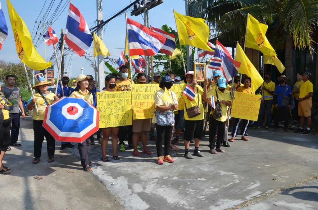 นครศรีธรรมราช เกิดเหตุชุลมุนกลุ่มปกป้องสถาบันรวมตัวขับไล่ “ธนาธร” ขณะลงพื้นที่ช่วยหาเสียงให้ผู้สมัครนายก อบจ.