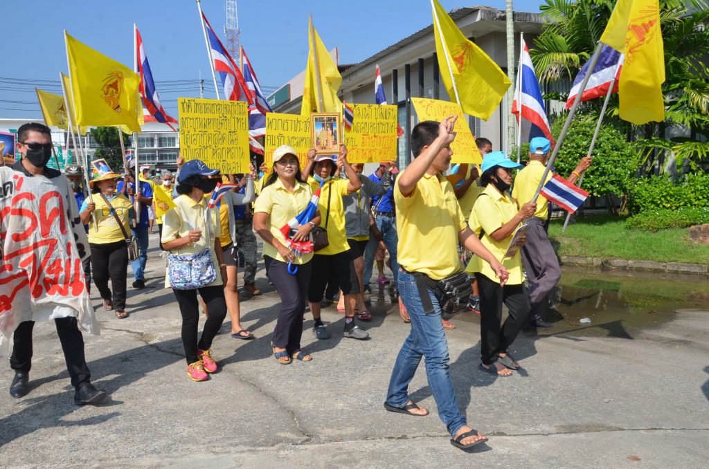 นครศรีธรรมราช เกิดเหตุชุลมุนกลุ่มปกป้องสถาบันรวมตัวขับไล่ “ธนาธร” ขณะลงพื้นที่ช่วยหาเสียงให้ผู้สมัครนายก อบจ.