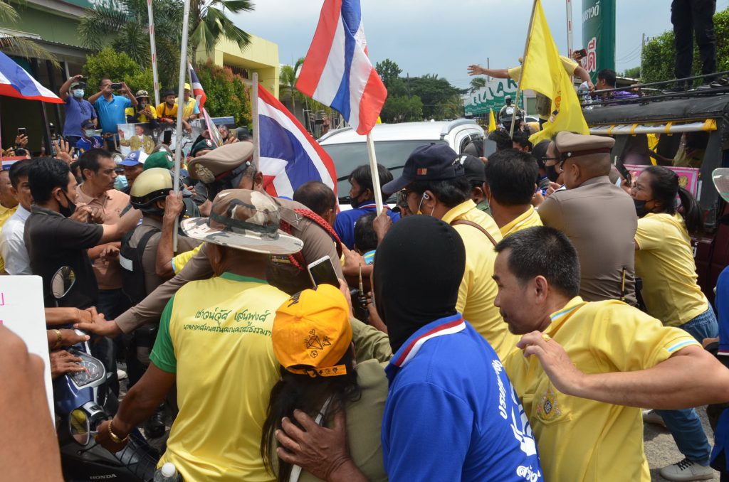 นครศรีธรรมราช เกิดเหตุชุลมุนกลุ่มปกป้องสถาบันรวมตัวขับไล่ “ธนาธร” ขณะลงพื้นที่ช่วยหาเสียงให้ผู้สมัครนายก อบจ.