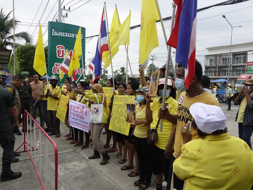 นครศรีธรรมราช เกิดเหตุชุลมุนกลุ่มปกป้องสถาบันรวมตัวขับไล่ “ธนาธร” ขณะลงพื้นที่ช่วยหาเสียงให้ผู้สมัครนายก อบจ.