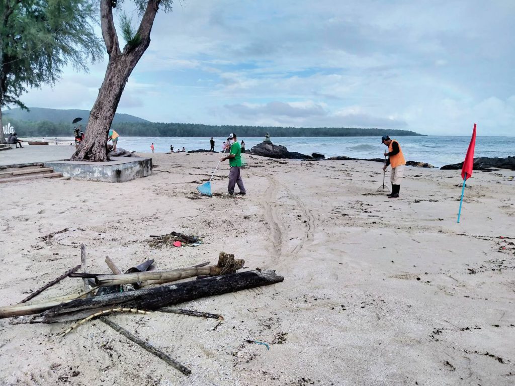 จ.สงขลา เจ้าหน้าที่ลงพื้นที่ทำความสะอาด บริเวณชายหาดสมิหลาและหาดชลาทัศน์ เพื่อเตรียมรับนักท่องเที่ยววันหยุดยาว