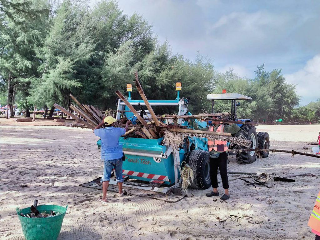 จ.สงขลา เจ้าหน้าที่ลงพื้นที่ทำความสะอาด บริเวณชายหาดสมิหลาและหาดชลาทัศน์ เพื่อเตรียมรับนักท่องเที่ยววันหยุดยาว