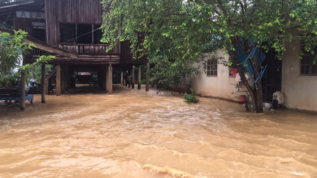 สะเดา-สงขลา ชาวบ้านกว่า 400 ครัวเรือนเดือดร้อนน้ำป่าจากเทือกเขาน้ำค้างได้ไหลบ่าเข้าท่วมบ้านเรือน 