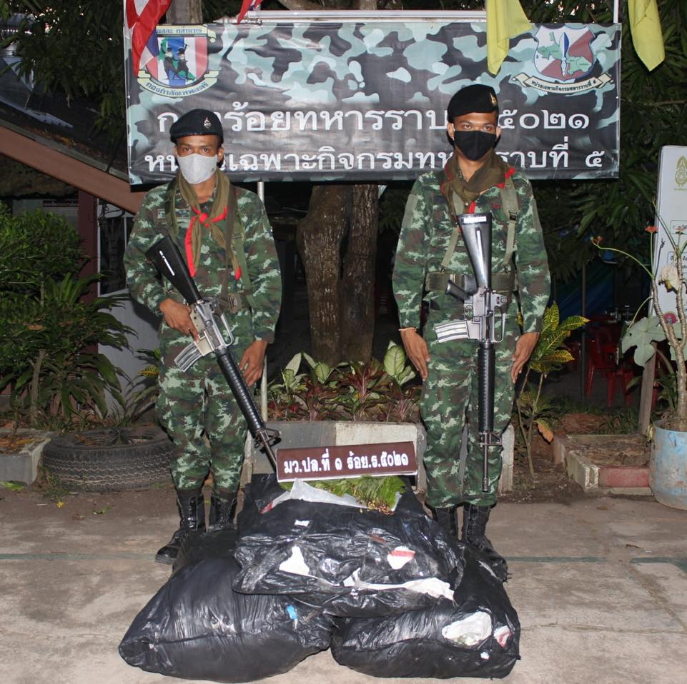 สงขลา-สะเดา ตรวจยึดใบกระท่อม 3 กระสอบ หนักรวม 90 กิโลกรัม บริเวณรั้วชายแดนทางด่านศุลกากร