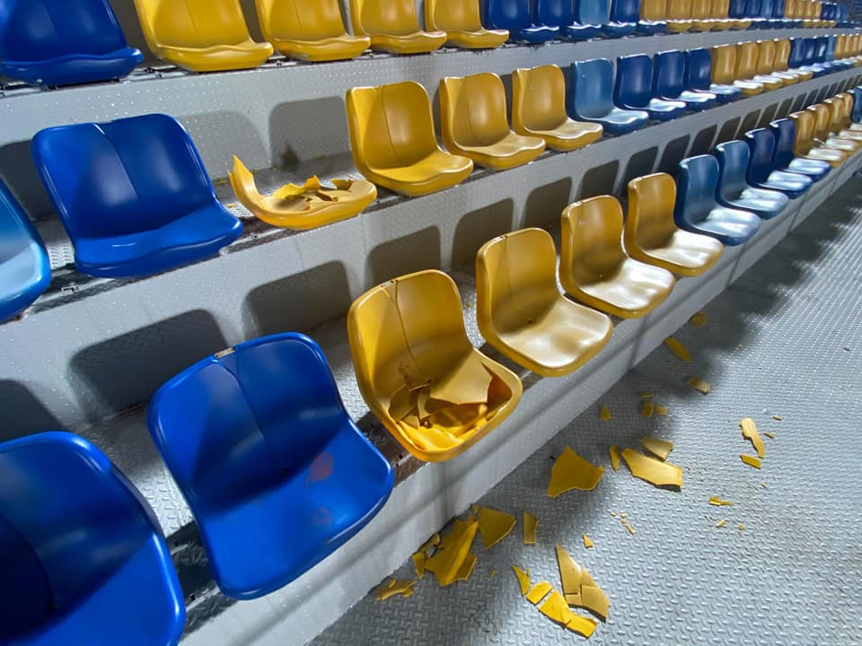 เก้าอี้อัฒจันทร์สนามกีฬาติณสูลานนท์ สงขลา แตก หักชำรุด หลังจากจบเกมการแข่งขัน สงขลา เอฟซี  VS ปัตตานี เอฟซี 
