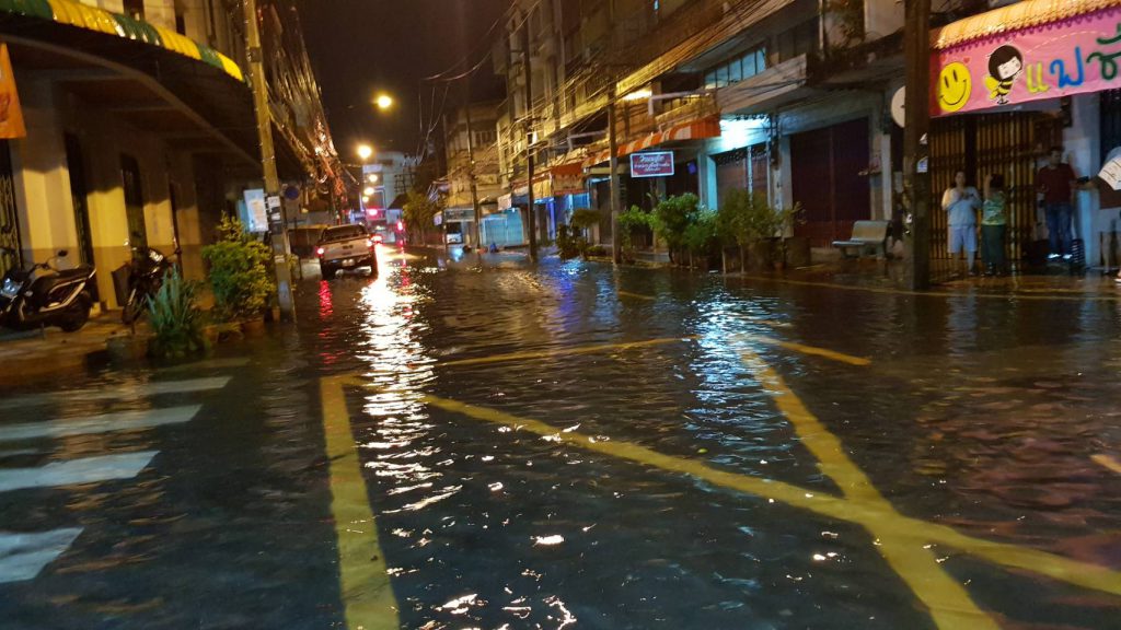 เทศบาลนครหาดใหญ่ วางกระสอบทรายหลายพื้นที่เพื่อรับมือฝนตกหนัก 