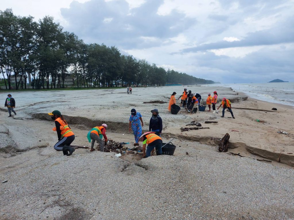 เทศบาลนครสงขลา เร่งปรับภูมิทัศน์และซ่อมแซมบันไดบริเวณชายหาดชลาทัศน์ หลังผลกระทบปริมาณฝนตกหนักและคลื่นลมแรง