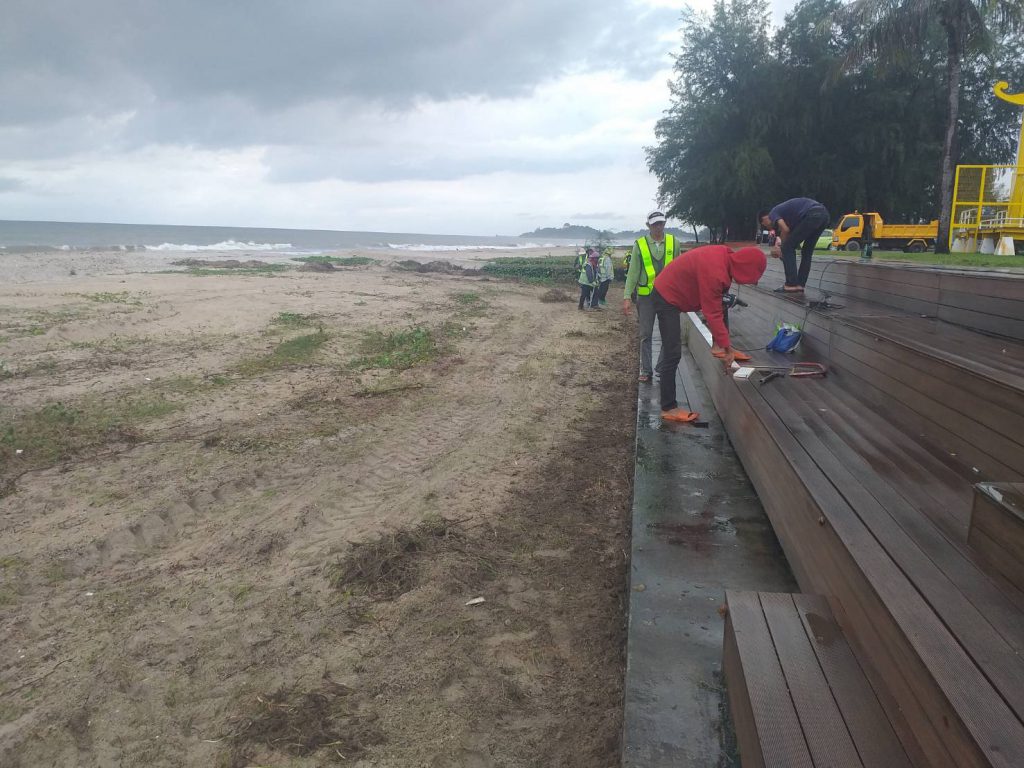 เทศบาลนครสงขลา เร่งปรับภูมิทัศน์และซ่อมแซมบันไดบริเวณชายหาดชลาทัศน์ หลังผลกระทบปริมาณฝนตกหนักและคลื่นลมแรง