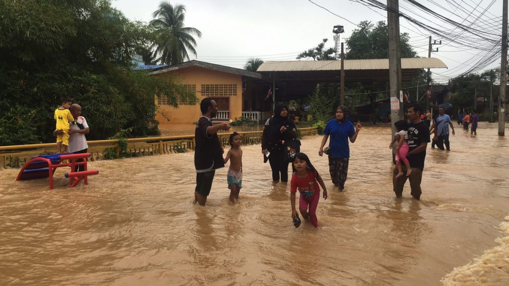 สะเดา-สงขลา ชาวบ้านกว่า 400 ครัวเรือนเดือดร้อนน้ำป่าจากเทือกเขาน้ำค้างได้ไหลบ่าเข้าท่วมบ้านเรือน 