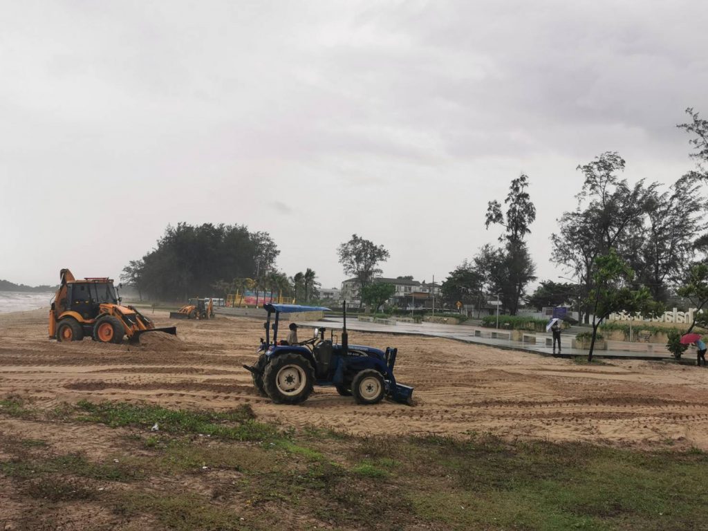 เทศบาลนครสงขลา เร่งปรับภูมิทัศน์และซ่อมแซมบันไดบริเวณชายหาดชลาทัศน์ หลังผลกระทบปริมาณฝนตกหนักและคลื่นลมแรง