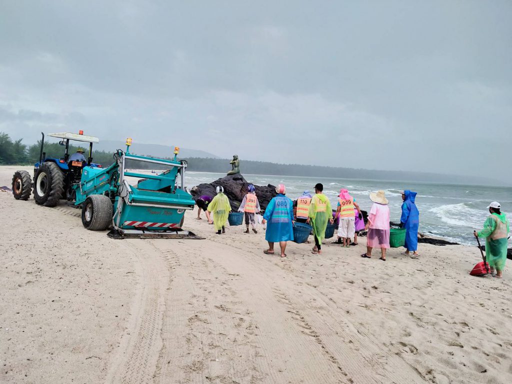 เทศบาลนครสงขลา เร่งปรับภูมิทัศน์และซ่อมแซมบันไดบริเวณชายหาดชลาทัศน์ หลังผลกระทบปริมาณฝนตกหนักและคลื่นลมแรง