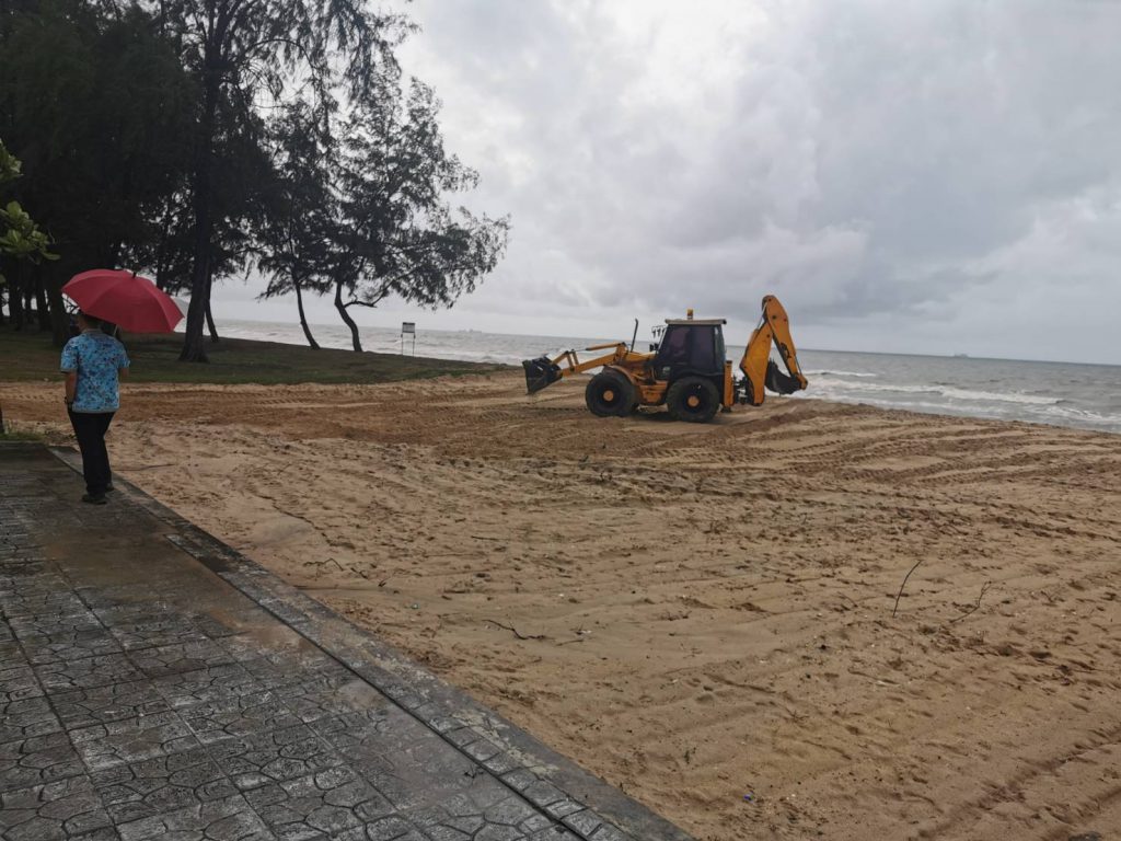 เทศบาลนครสงขลา เร่งปรับภูมิทัศน์และซ่อมแซมบันไดบริเวณชายหาดชลาทัศน์ หลังผลกระทบปริมาณฝนตกหนักและคลื่นลมแรง