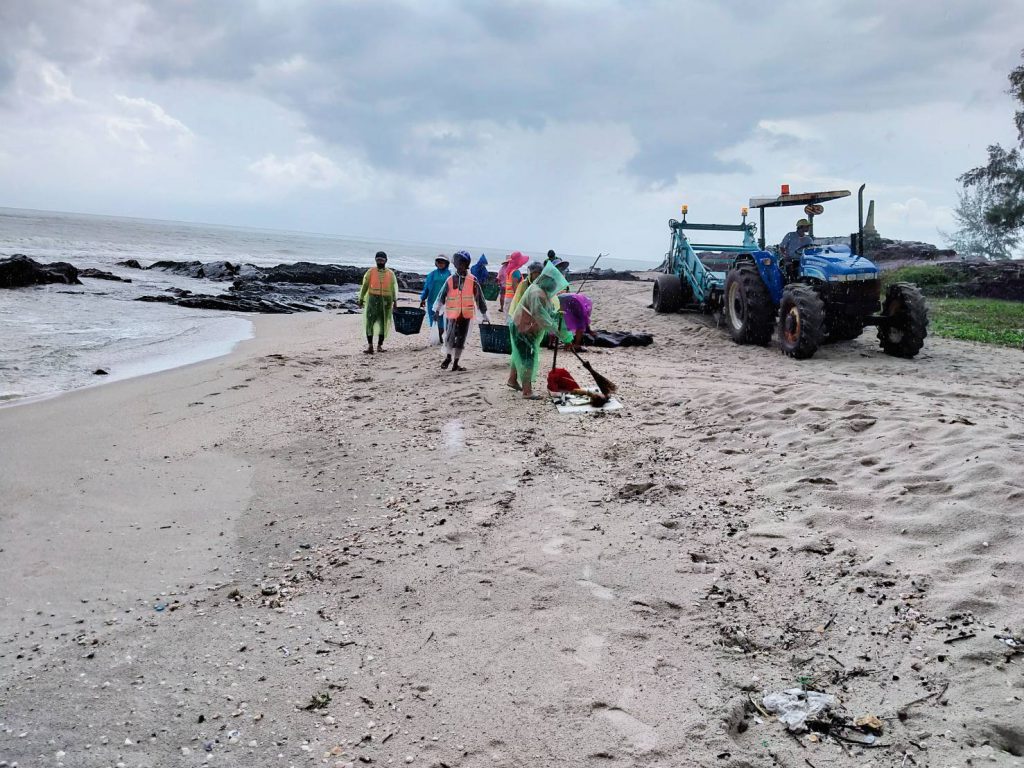 เทศบาลนครสงขลา เร่งปรับภูมิทัศน์และซ่อมแซมบันไดบริเวณชายหาดชลาทัศน์ หลังผลกระทบปริมาณฝนตกหนักและคลื่นลมแรง