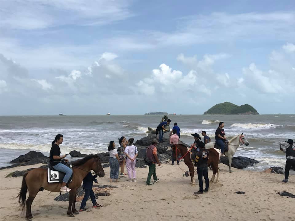 อันตราย ! คลื่นสูงห้ามลงเล่นน้ำเด็ดขาด หาดชลาทัศน์-หาดสมิหลาจังหวัดสงขลา