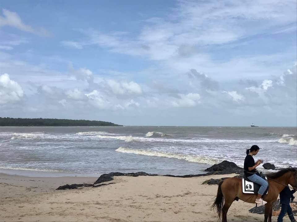 อันตราย ! คลื่นสูงห้ามลงเล่นน้ำเด็ดขาด หาดชลาทัศน์-หาดสมิหลาจังหวัดสงขลา