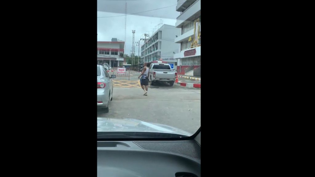 สภ.หาดใหญ่วุ่นวาย ตำรวจหาดบุกชาร์จับกุมตัวอดีตพระบวช 2 พรรษาโมโหจนคลั่ง