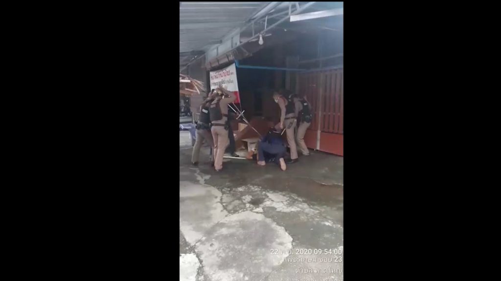 สภ.หาดใหญ่วุ่นวาย ตำรวจหาดบุกชาร์จับกุมตัวอดีตพระบวช 2 พรรษาโมโหจนคลั่ง