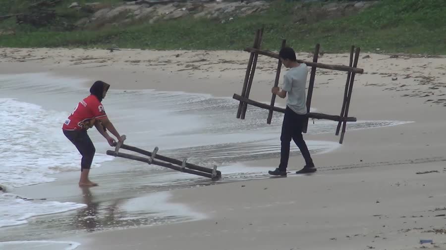 ชาวประมงพื้นบ้านที่บ้านบ่ออิฐเสี่ยงนำเรือไปเก็บอวนปูม้าก่อนหยุดออกเรือ หลังอุตุนิยมออกประกาศเตือนมรสุม