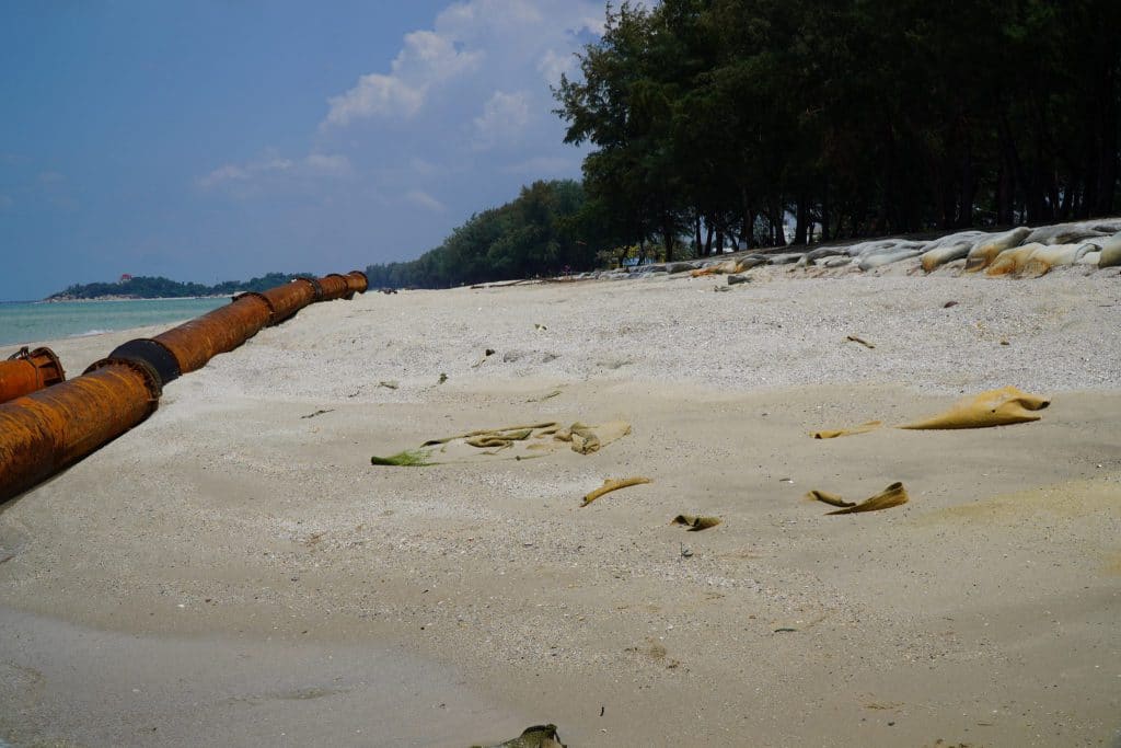 ชายหาดชลาทัศน์ยังคงถูกคลื่นกัดเซาะชายฝั่งทรายที่มีการเสริมถูกซัดลงทะเล หลังเข้าช่วงฤดูมรสุม