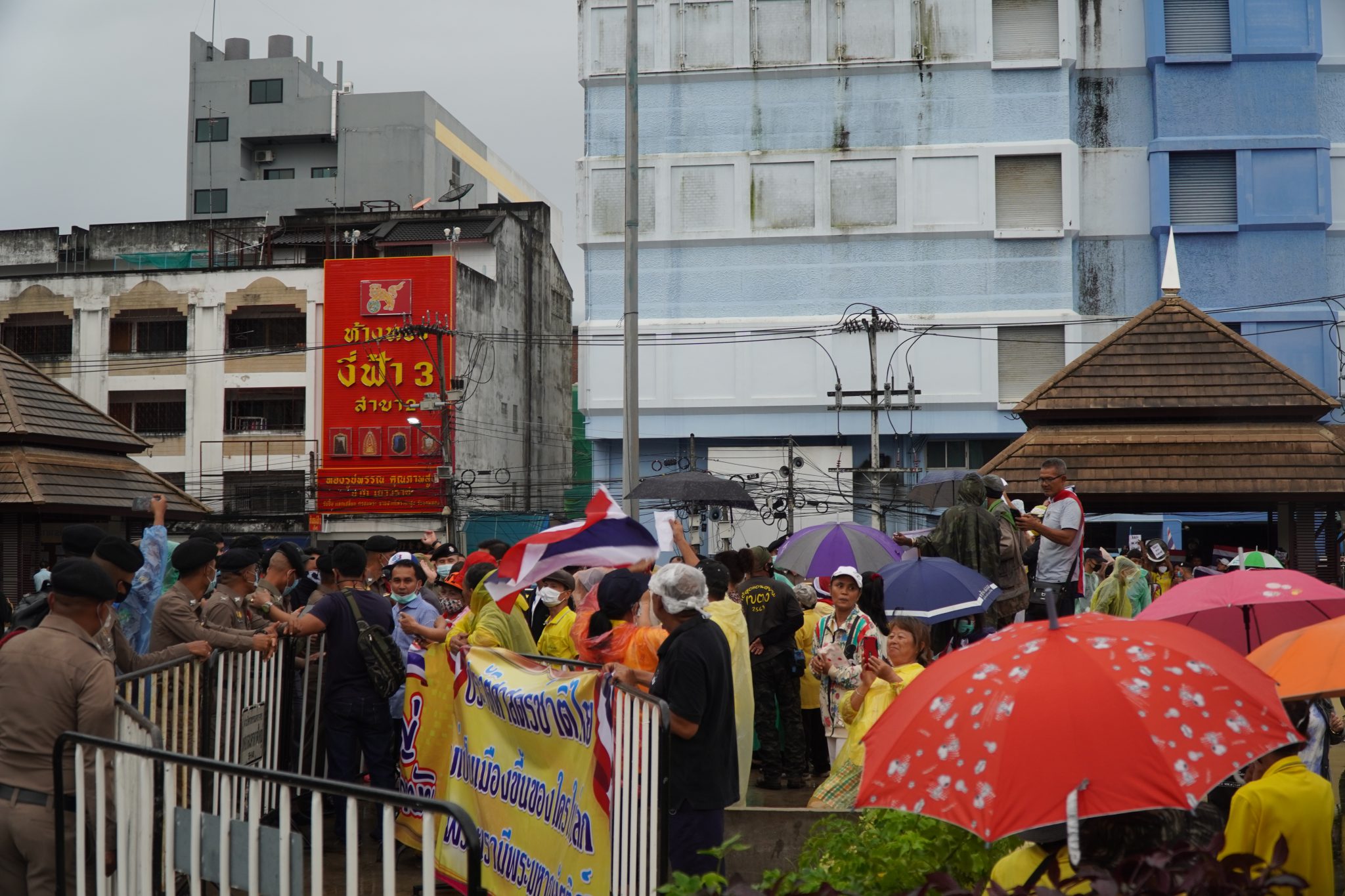 ม็อบ 30 พฤศจิกามาหาดใหญ่ เวทีราษฎรใต้ จัดปราศรัยกลางฝนไม่สนสภาพอากาศ 2 DSC07314 HATYAITODAY