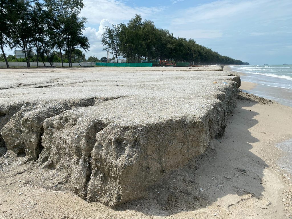 ชายหาดชลาทัศน์จังหวัดสงขลา เกิดปรากฎการณ์ชายหาดเเข็งตัดชันเป็นหน้าผา 