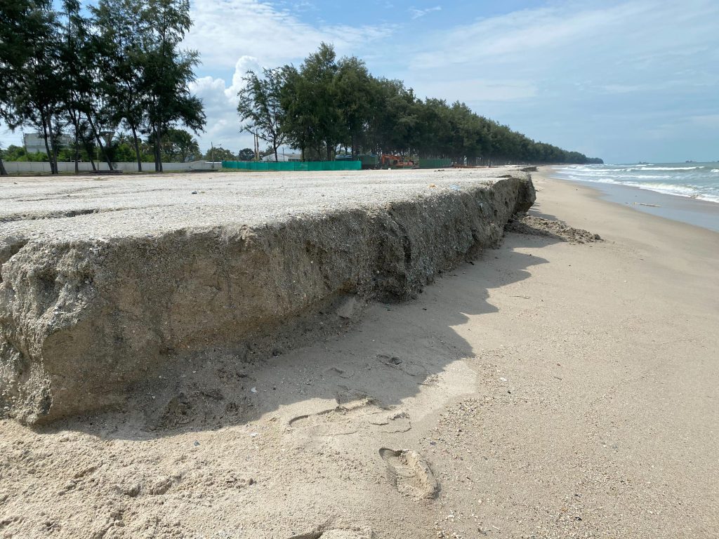 ชายหาดชลาทัศน์จังหวัดสงขลา เกิดปรากฎการณ์ชายหาดเเข็งตัดชันเป็นหน้าผา 