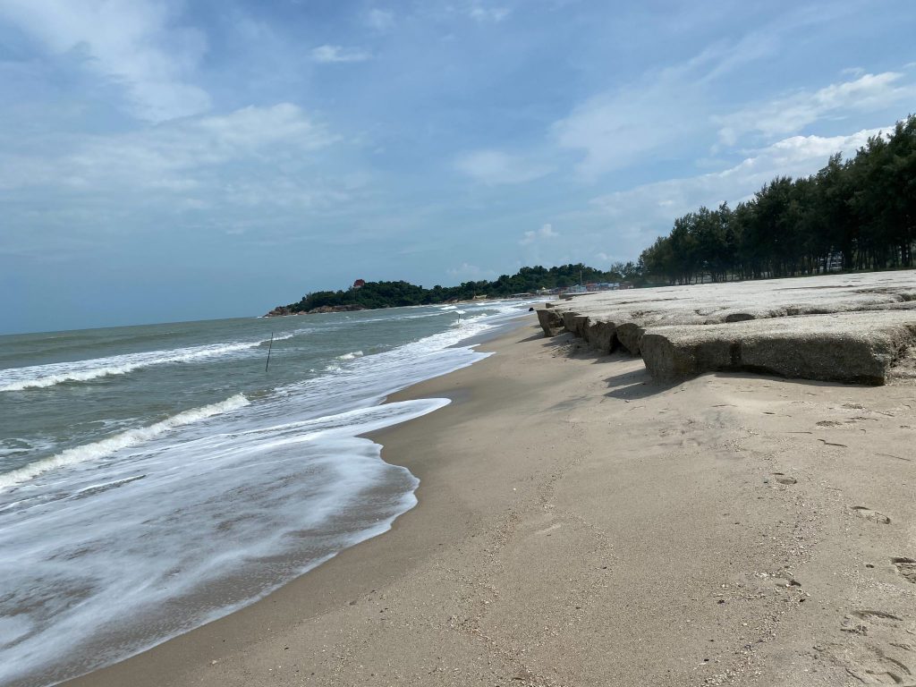 ชายหาดชลาทัศน์จังหวัดสงขลา เกิดปรากฎการณ์ชายหาดเเข็งตัดชันเป็นหน้าผา 