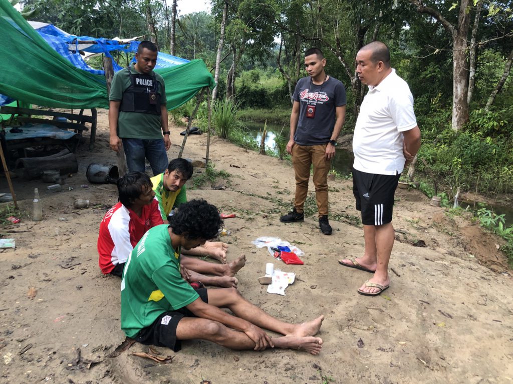 ชุดตะวัน สภ.หาดใหญ่ รวบจับหมู รัตภูมิพร้อมพวก บริเวณขนำกลางสวนยางพารา อ.รัตภูมิ จ.สงขลา