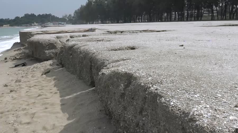 ชายหาดชลาทัศน์ยังคงถูกคลื่นกัดเซาะชายฝั่งทรายที่มีการเสริมถูกซัดลงทะเล หลังเข้าช่วงฤดูมรสุม