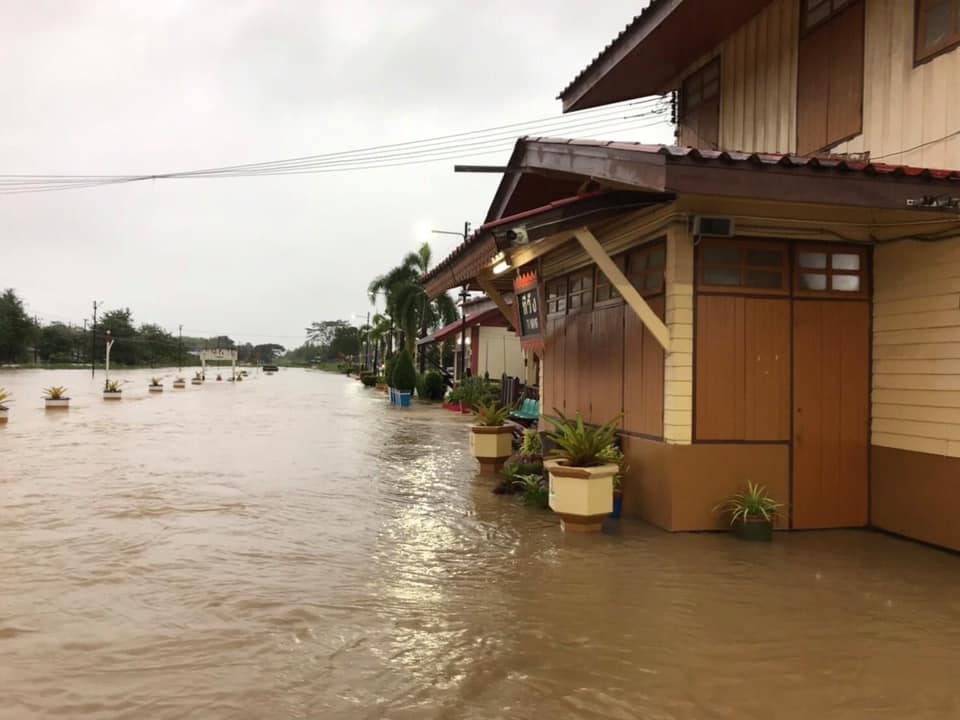 การรถไฟไทยสายใต้ปรับแผนการเดินรถ เนื่องจากสถานการณ์น้ำท่วม พร้อมคืนเงินค่าตั๋วหากผู้โดยสารไม่ประสงค์เดินทาง