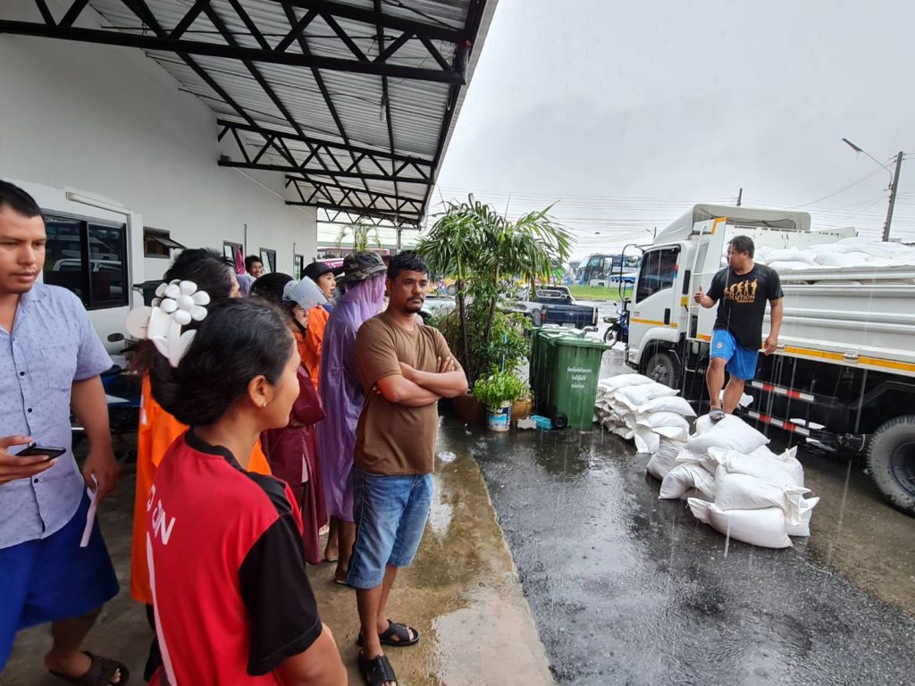 เทศบาลนครสงขลา จัดชุดปฏิบัติการเคลื่อนที่เร็วเร่งช่วยเหลือประชาชนที่ได้รับความเดือนร้อน