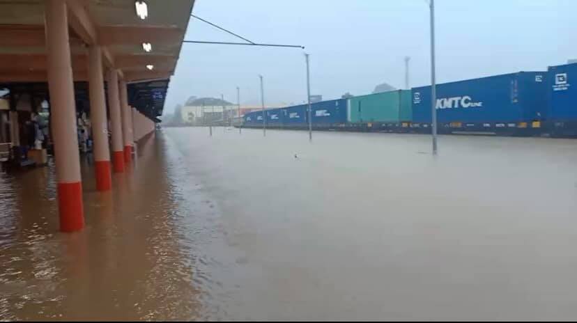 การรถไฟไทยสายใต้ปรับแผนการเดินรถ เนื่องจากสถานการณ์น้ำท่วม พร้อมคืนเงินค่าตั๋วหากผู้โดยสารไม่ประสงค์เดินทาง