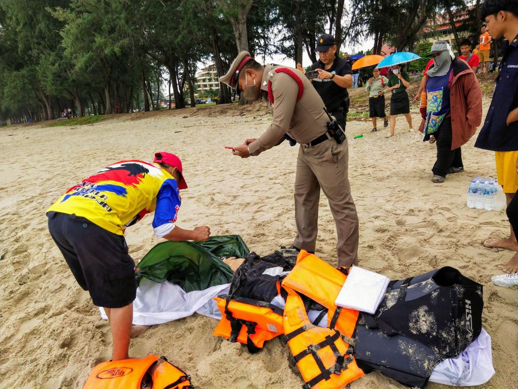 สลด เด็กรร.สะเดาขรรค์ชัย 7 คน จมน้ำทะเลหาดสมิหลาหน่วยกู้ชีพช่วยทันรอด 6 รายเสียชีวิต 1 ราย