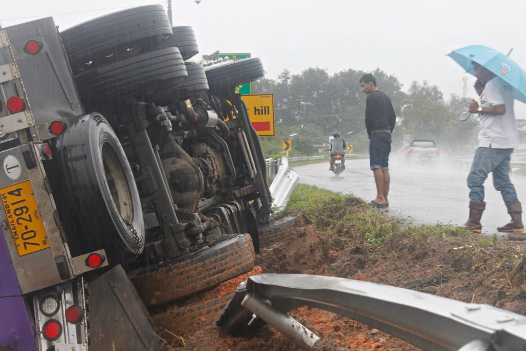 เกิดอุบัติเหตุรถสิบล้อบรรทุกผลไม้เสียหลักพลิกคว่ำ เนื่องจากฝนตกถนนลื่น