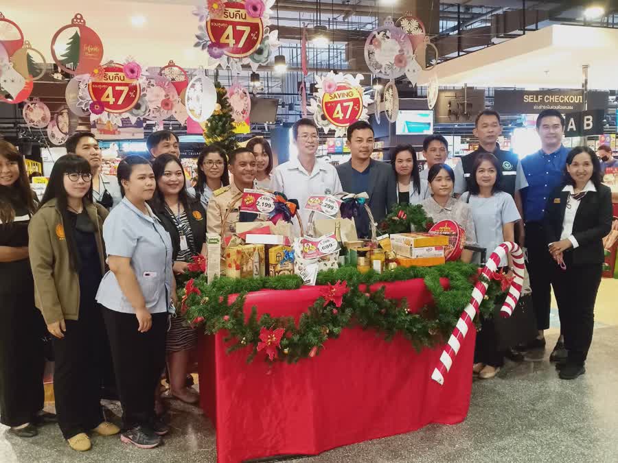 สคบ.สงขลา ออกสุ่มตรวจกระเช้าของขวัญปีใหม่ พร้อมกำชับผู้ประกอบการร้านค้าปฏิบัติตามประกาศคณะกรรมการว่าด้วยฉลาก โดยเฉพาะฉลากสินค้าควบคุม 1 สคบ.สงขลา ออกสุ่มตรวจกระเช้าของขวัญปีใหม่ พร้อมกำชับผู้ประกอบการร้านค้าปฏิบัติตามประกาศคณะกรรมการว่าด้วยฉลาก โดยเฉพาะฉลากสินค้าควบคุม
