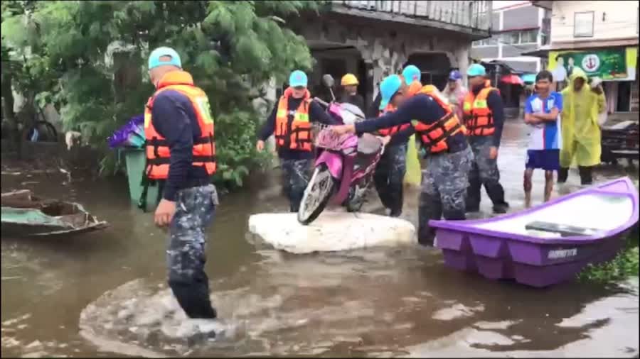 ชาวบ้านในพื้นที่ริมทะเลสาบสงขลาทั้ง 2 ฝั่ง ใน 5 อำเภอ ยังคงเผชิญกับน้ำท่วมจากสถานการณ์ฝนตกหนัก